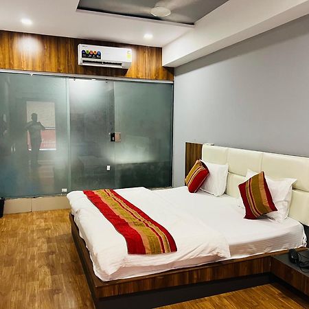 The Valentine Hotel Surat Esterno foto