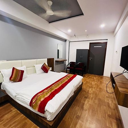 The Valentine Hotel Surat Esterno foto