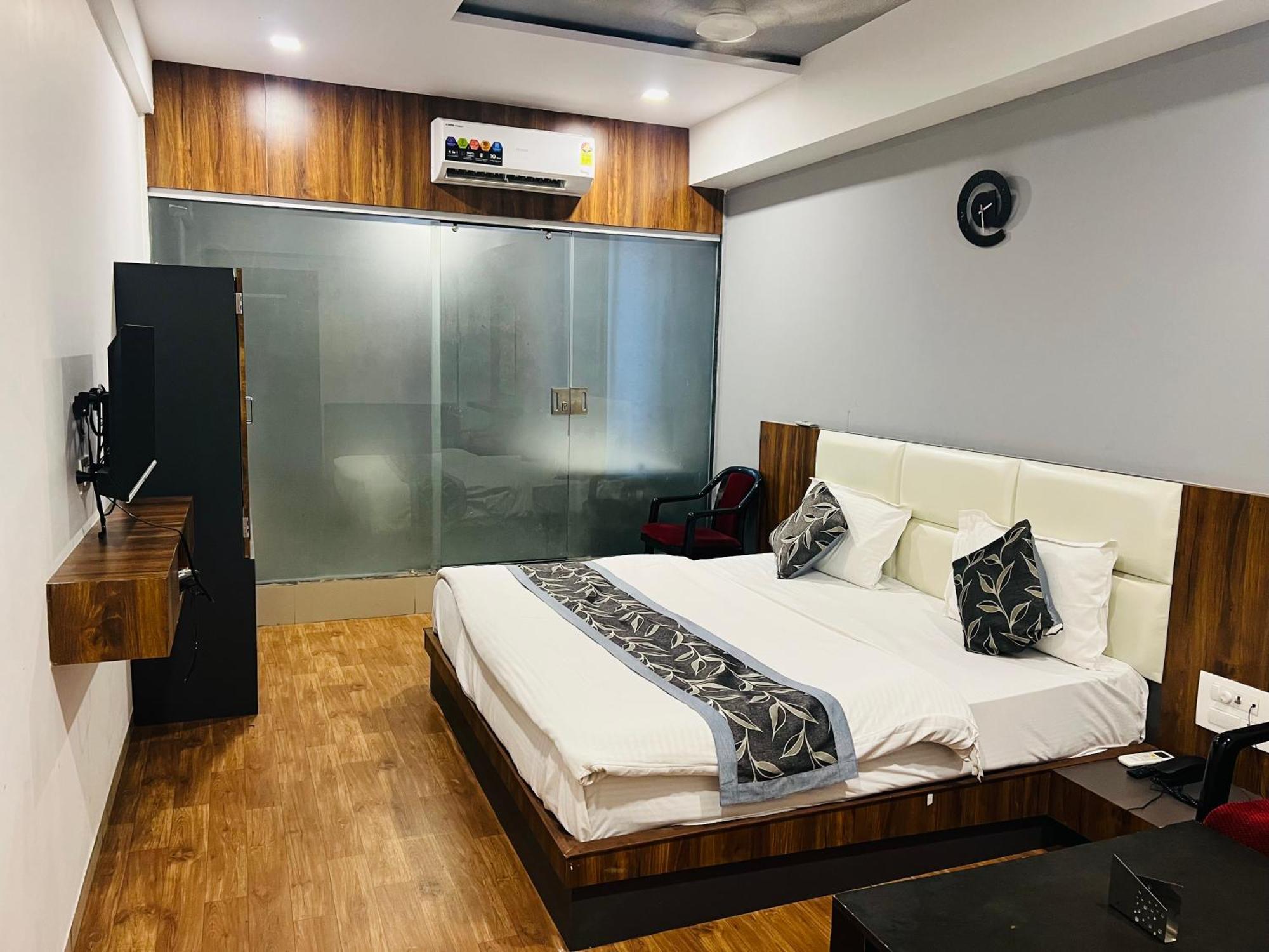 The Valentine Hotel Surat Esterno foto