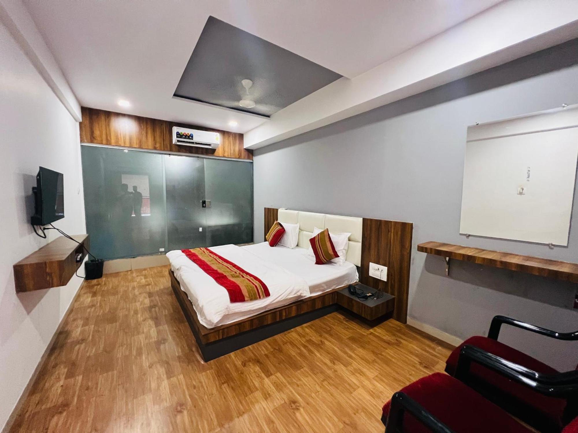 The Valentine Hotel Surat Esterno foto
