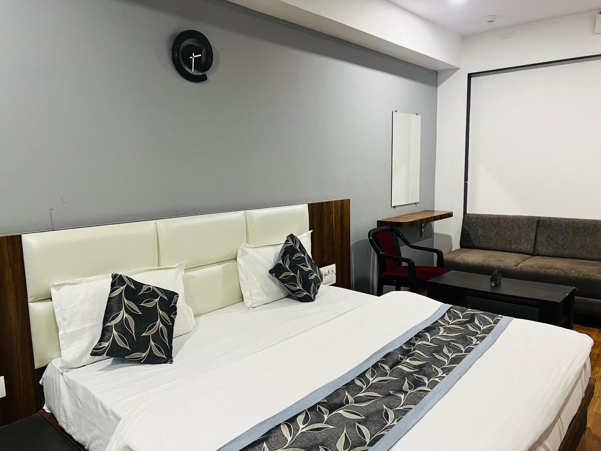 The Valentine Hotel Surat Esterno foto