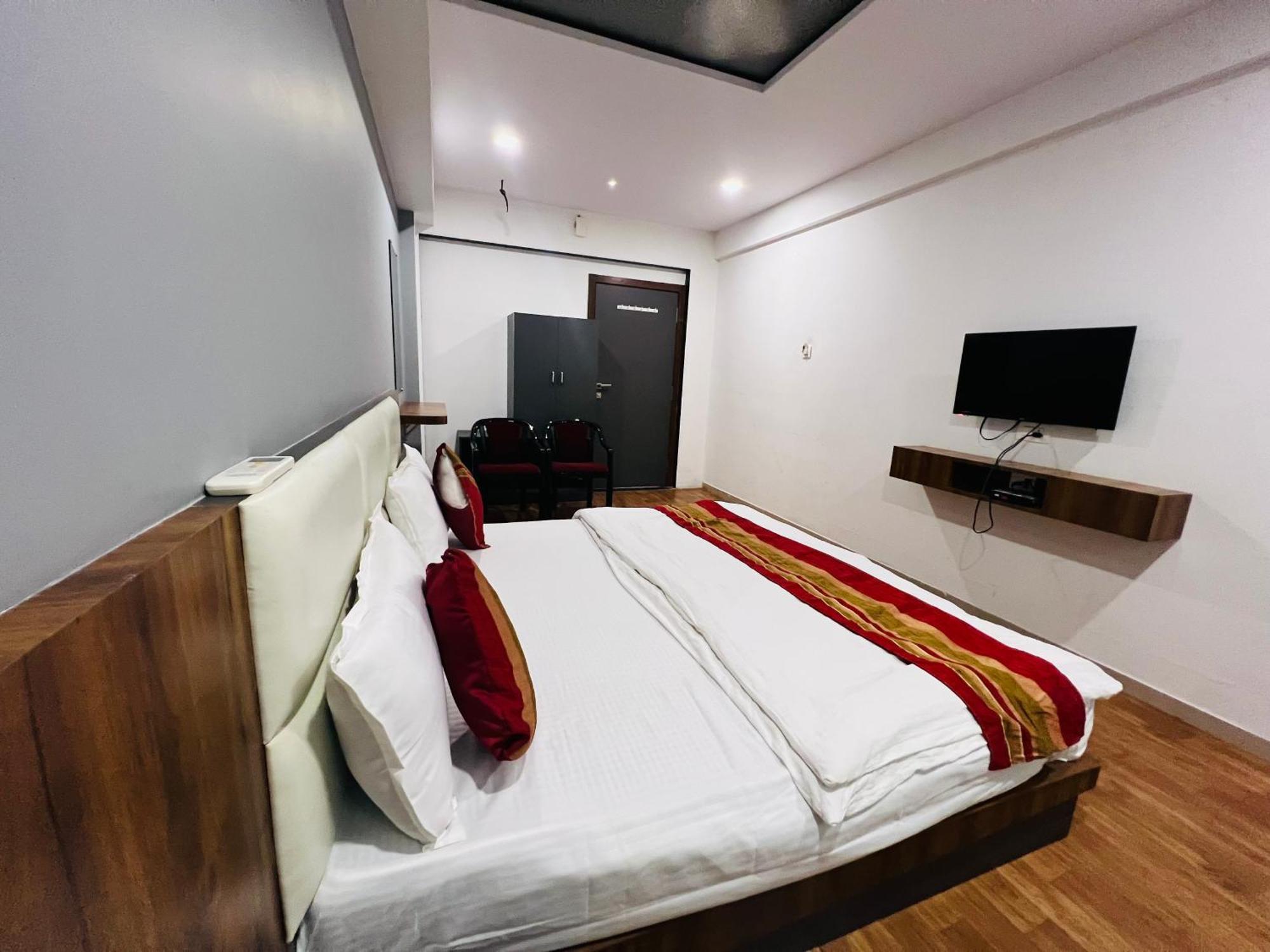 The Valentine Hotel Surat Esterno foto