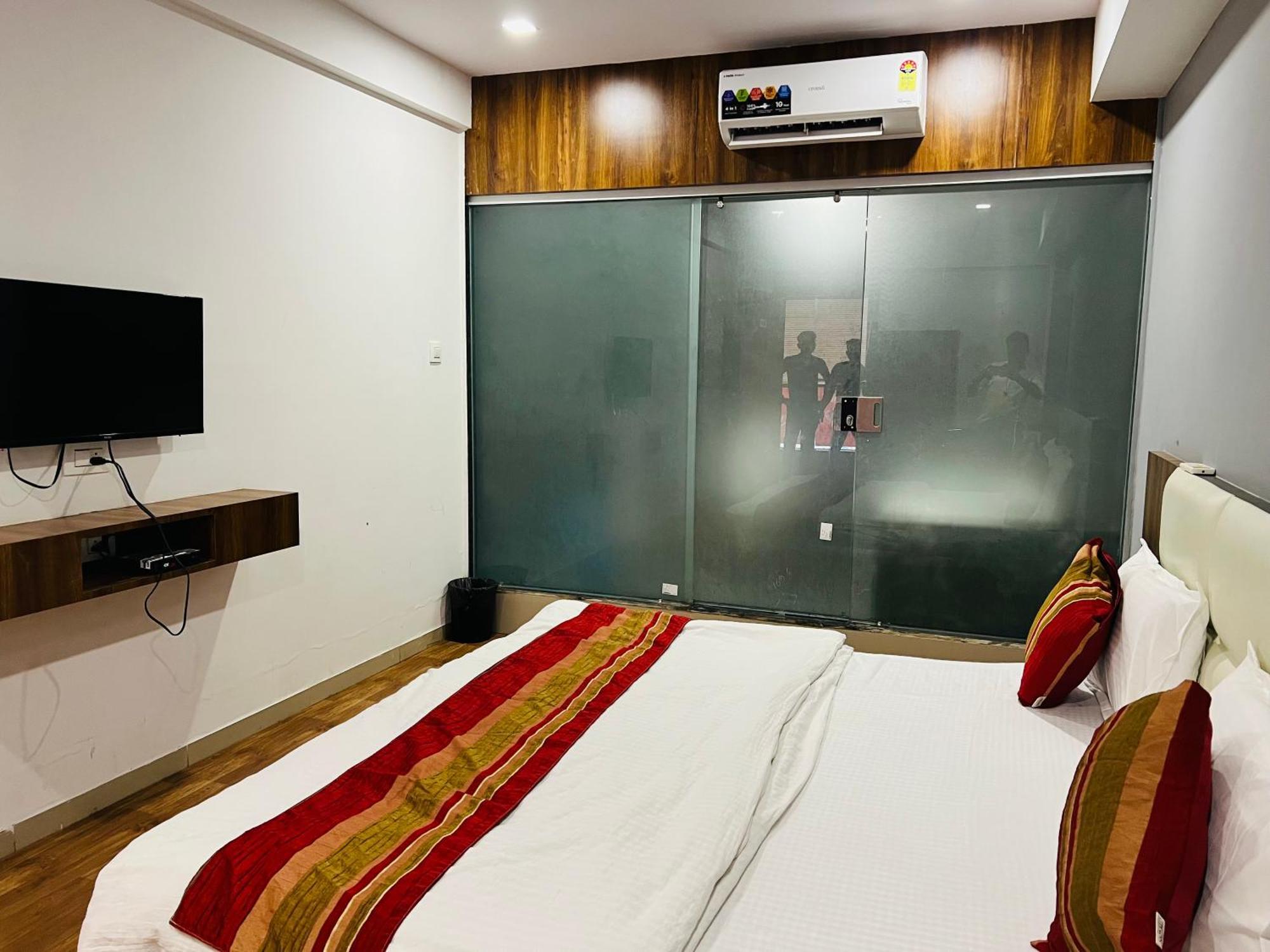 The Valentine Hotel Surat Esterno foto