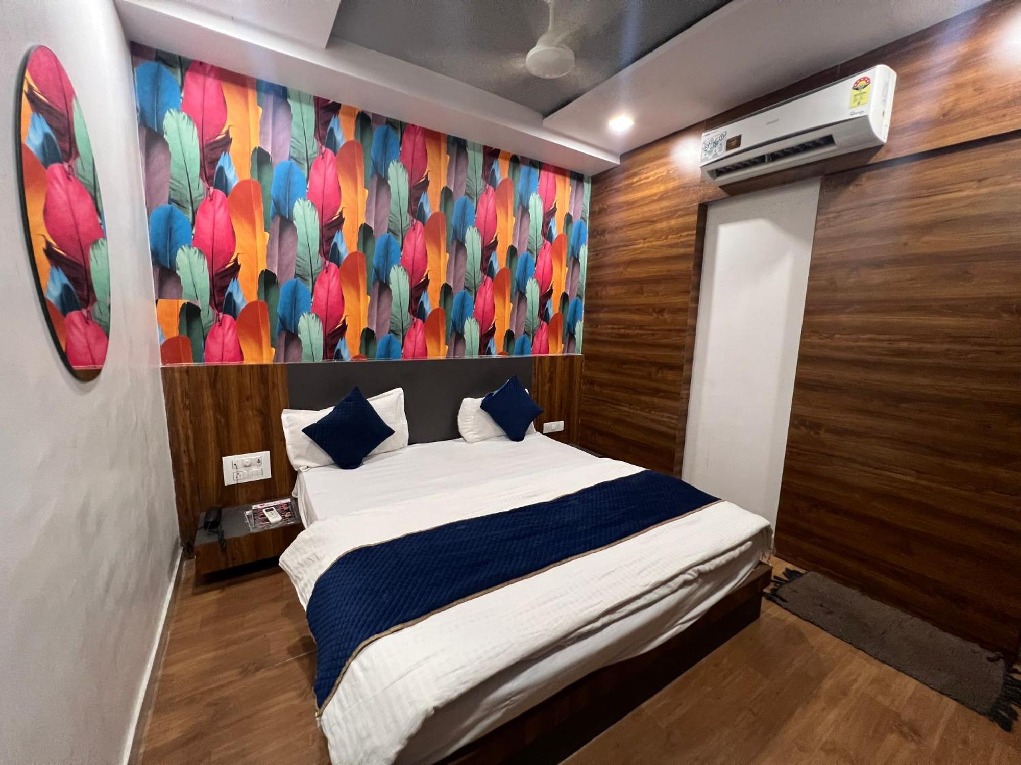 The Valentine Hotel Surat Esterno foto