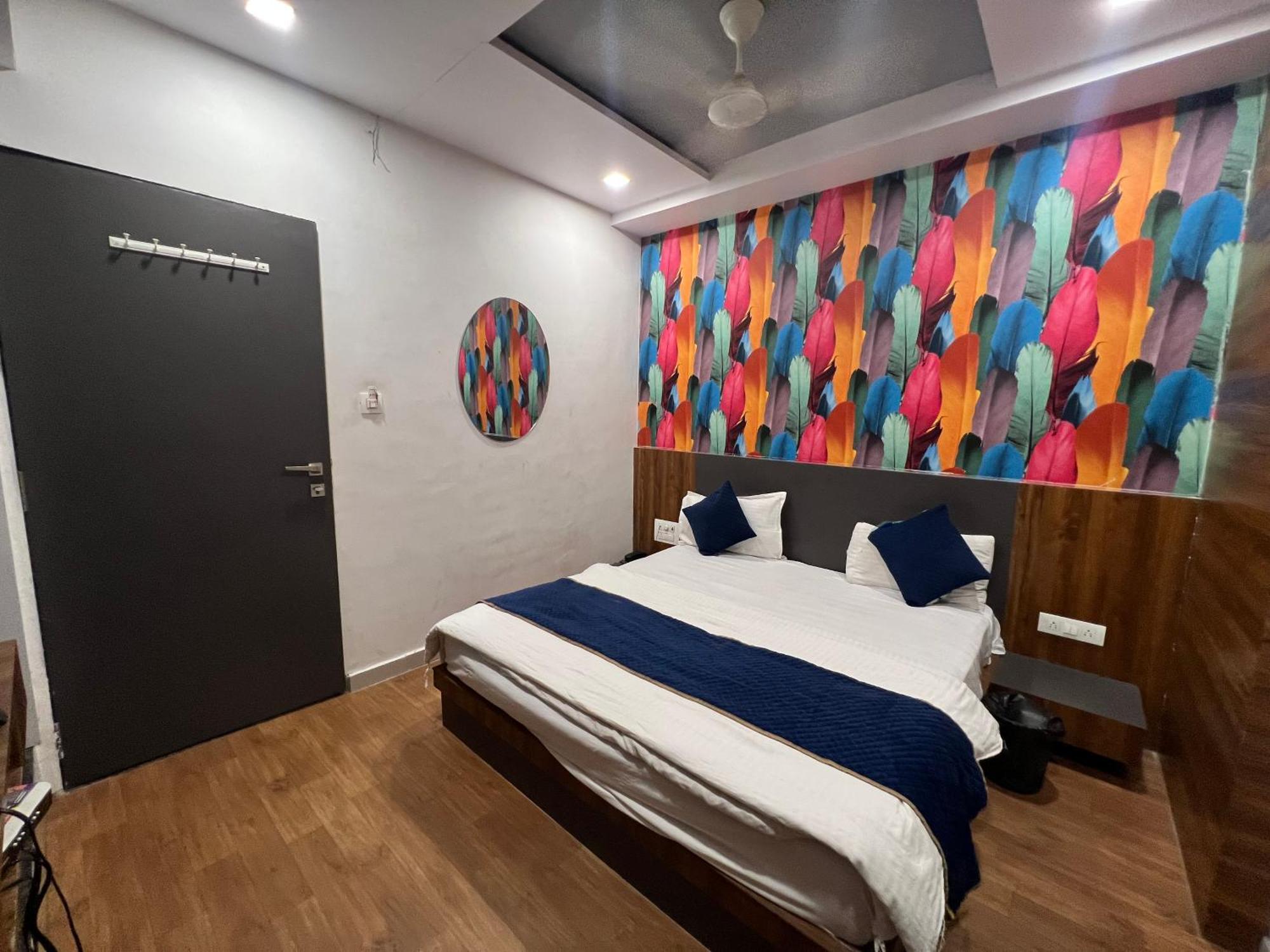 The Valentine Hotel Surat Esterno foto