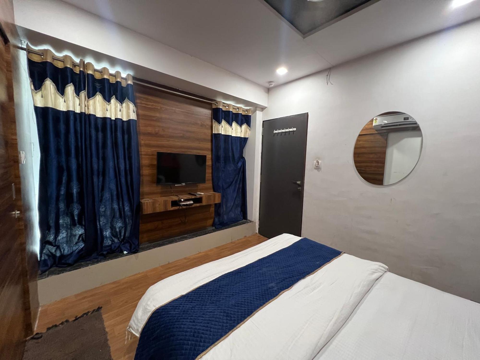 The Valentine Hotel Surat Esterno foto