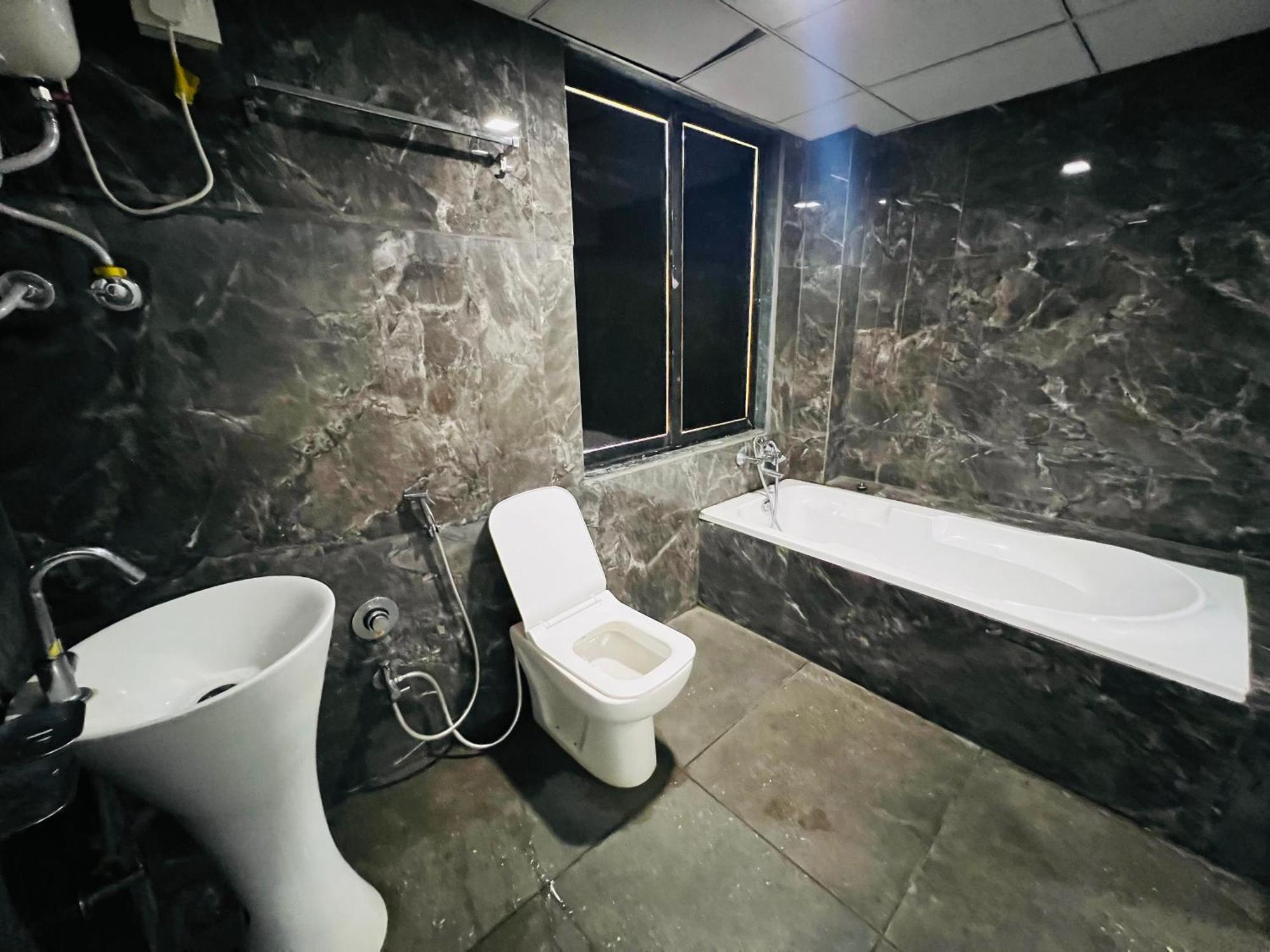 The Valentine Hotel Surat Esterno foto